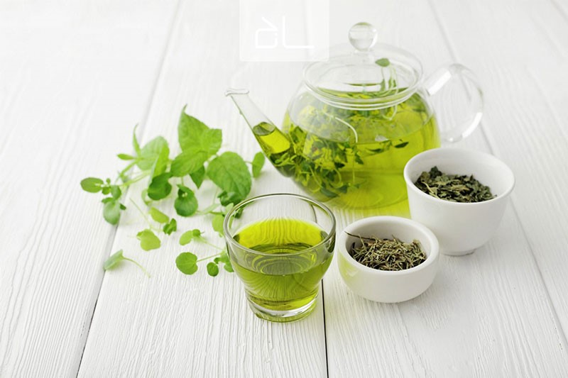 چای سبز خواص آنتی‌اکسیدانی و ضدالتهابی دارد و برای درمان فوری جوش پیشنهاد می‌شود.